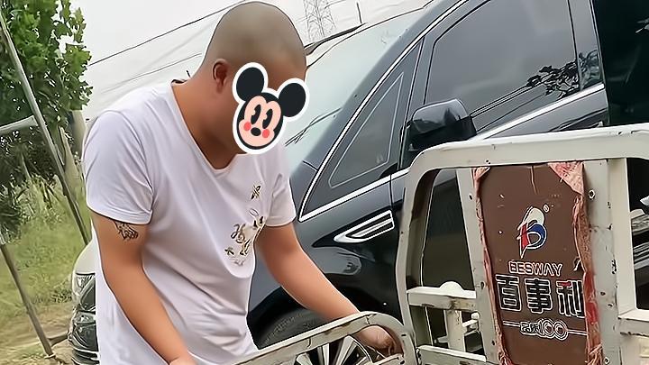 女子不请自来，参加前男友婚宴，喝醉酒后父母开三轮车来接她回家