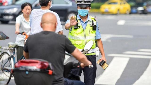 交警为什么越来越少查驾驶证了，有别的方式查吗