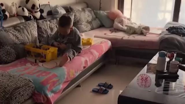 陕西5岁男孩做了15次核酸，玩耍时自言自语，一句话让网友泪崩