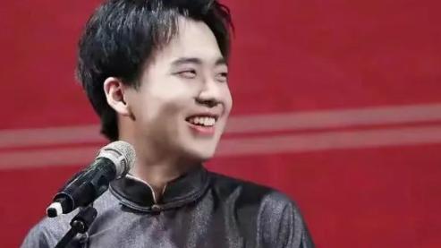 郭麒麟|有网友发帖吐槽: 综艺里的郭麒麟是最不真实的。真正想跟他走近，非常非常不容易