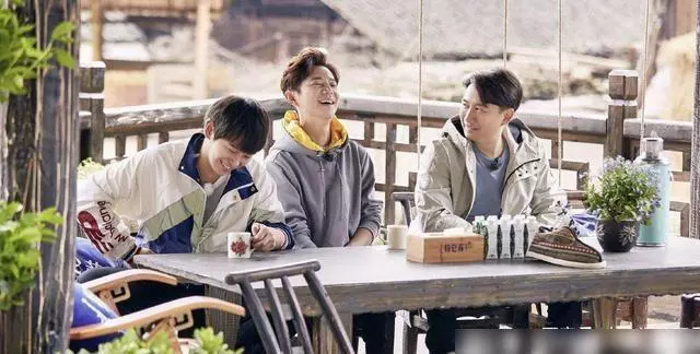 何炅|虽然何炅在娱乐圈很受欢迎，但真正的好朋友只有三个