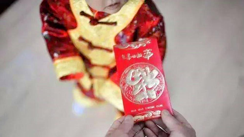 老人给孙子和外孙女发红包，说俩孩子一样多，一开打女儿当场失控