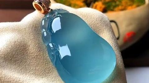 翡翠|天空蓝翡翠成新晋网红，把老蓝水都比下去了，两者谁更胜一筹？