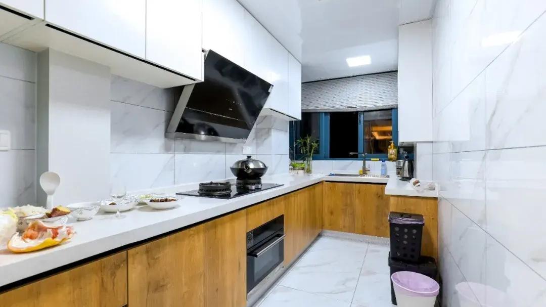 108㎡北欧风三居室客餐厅设计为开放式，小资情调的餐厅很有情调