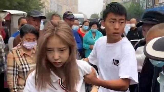 黑龙江24岁女子开奥迪撞飞行人，致2死2伤，现场两张诡异画面曝光