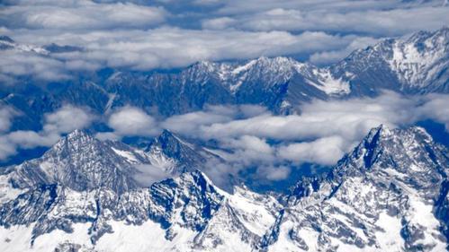 喜马拉雅山的内部，到底藏着什么秘密？里面真是“空心的”？