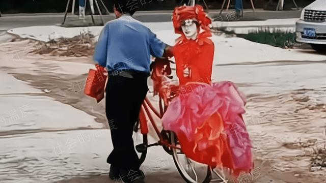 妻子去世多年，丈夫为缓解伤痛扎纸人四处游荡，村民吓得不敢出门