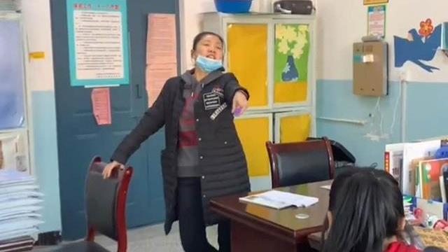 |老师在办公室里放飞自我，突然有学生闯入