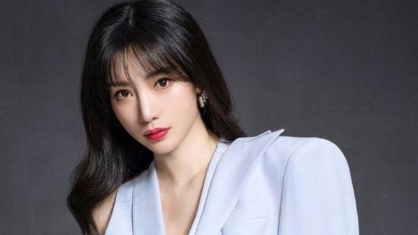 柳岩|柳岩穿灰白色西服大秀制服魅力，看着女人味十足！