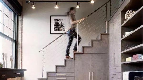 复式楼梯三角区别空着，聪明人都这样装，就像多了一间收纳房！