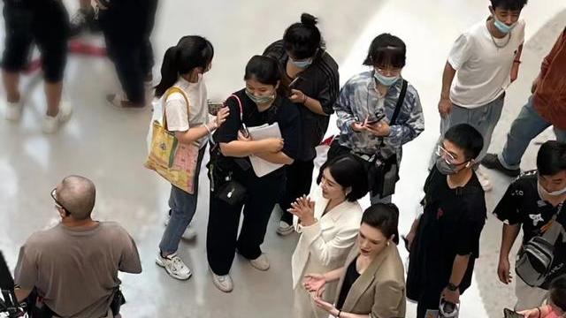 秦岚|43岁秦岚新剧路透生图，迷之角度也美，3位男演员状态令人感慨