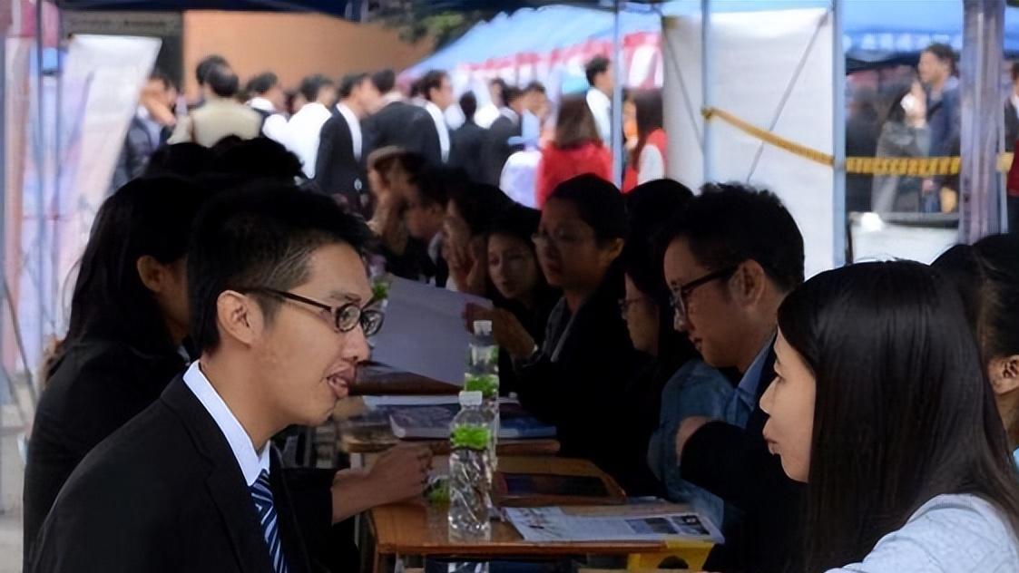 大学生|刷厕所是企业文化？女生入职当日遇奇葩要求，离职后仍被人身攻击