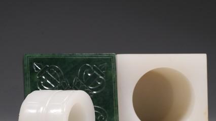 和田玉籽料|清乾隆 和田玉籽料扳指带盒一套。