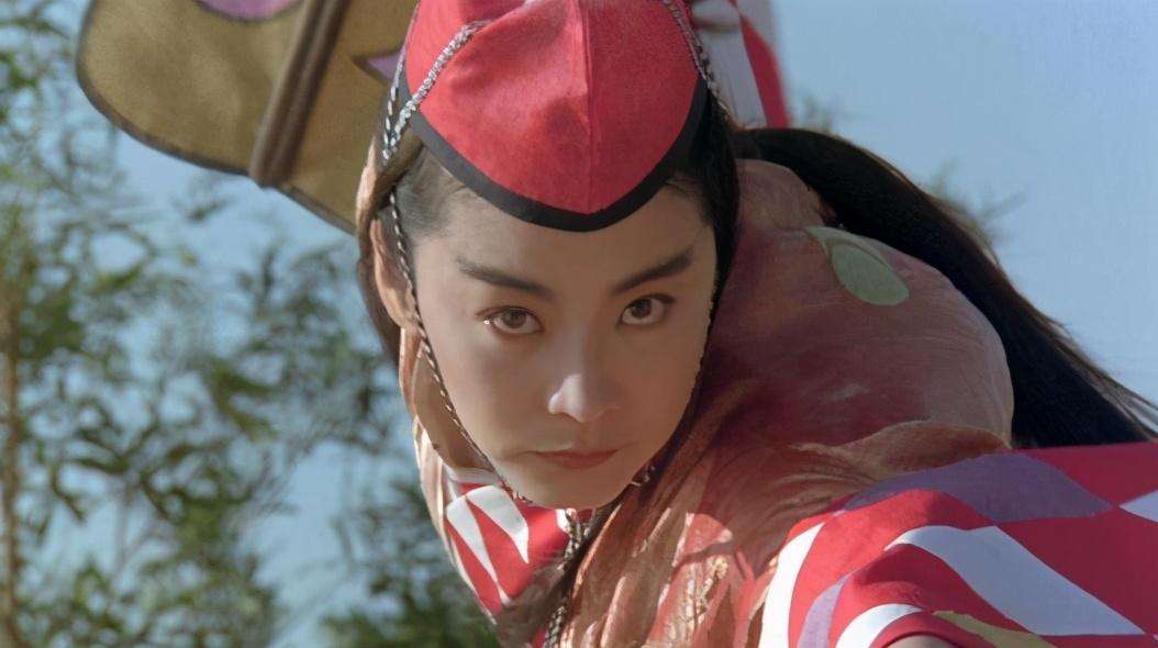 林青霞|42年过去了，再看《金盏花》，林青霞的22套裙装，依旧时尚洋气