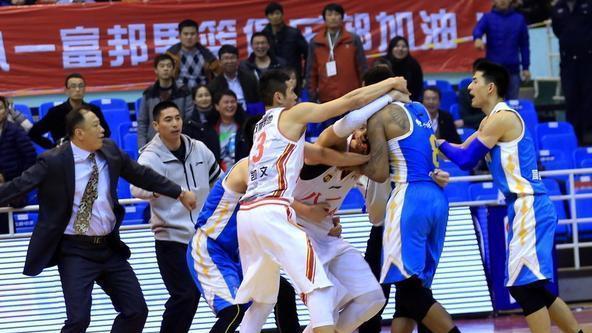 严惩不贷！中国篮球赛爆发激烈冲突，球员被打出血！