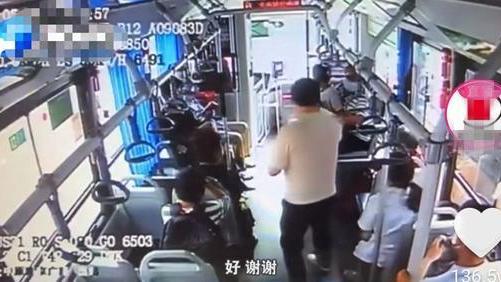 “谁有吃的，能给孩子吃点吗？”父亲无助的声音，让乘客坐不住了