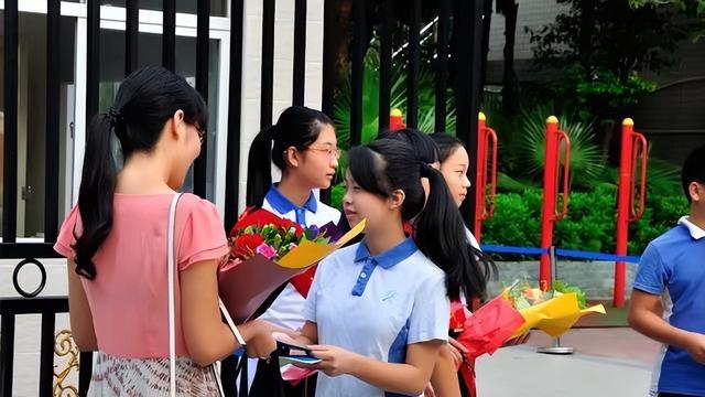 家长提议给老师送车，称10多万的车一点也不贵，群里回复令人称快