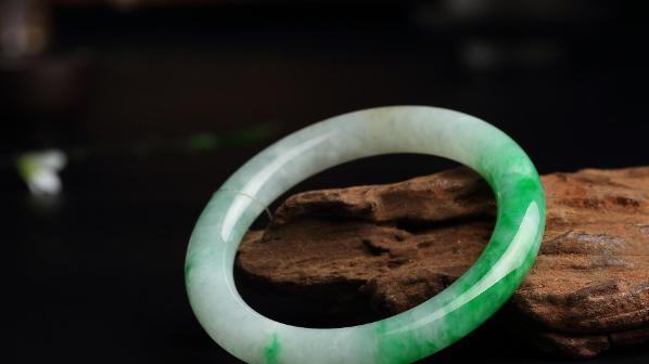 翡翠手镯|翡翠手镯越戴越漂亮，通透度变得越来越高，并不是因为变种