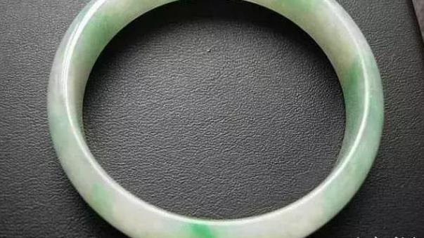 翡翠手镯|翡翠手镯知多少？手镯的来历，以及所具有的美好寓意