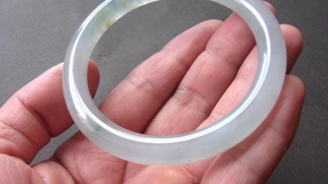 翡翠手镯|翡翠手镯备受女性喜爱，它是来之不易的首饰，所以价值非常高