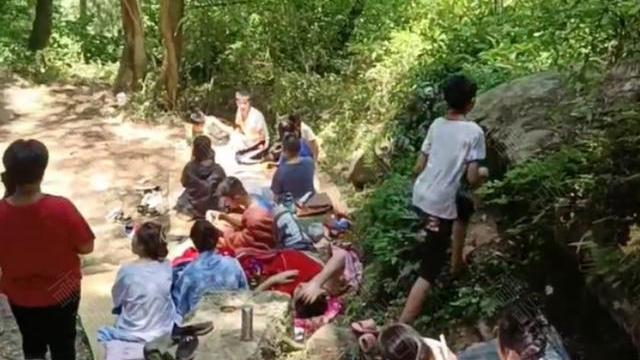 纪实四川一群男女为避暑，搬进树林里打地铺，冻得盖被子才能入睡
