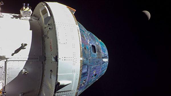 NASA发布新月球照 其表面陨石坑清晰可见