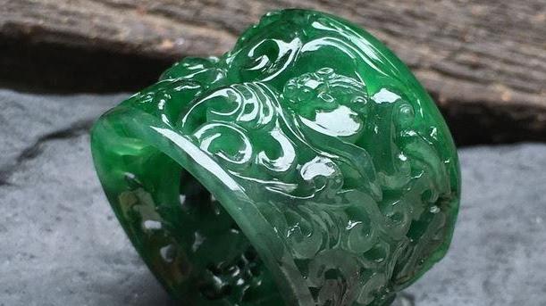 翡翠手镯|宝石有灵翡翠手镯也是有灵气的，你好好对它，它就会好好的对你