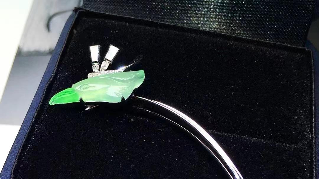 翡翠手镯|这种动物能搏击长空，用翡翠雕刻作为首饰，可激发内心的雄心壮志