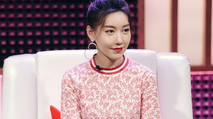 脂肪肝 高露录节目彰显实力，穿印花短袖配红裙甜美大气，盘发红唇很优雅