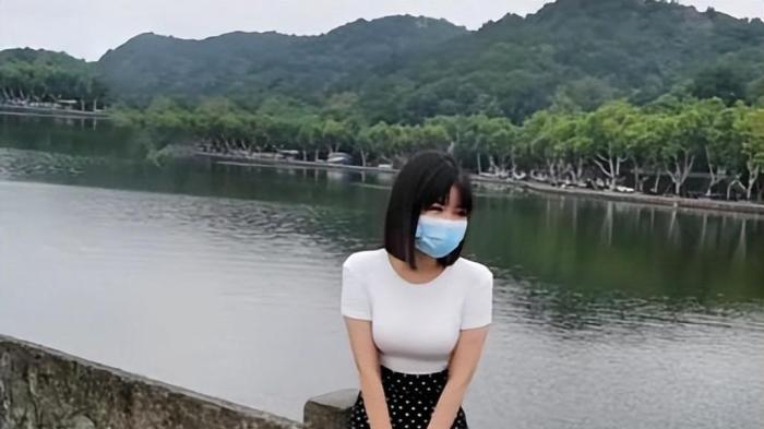 惊声尖叫6|回顾郑女士现状：为带货摘掉口罩，被网友差评骂哭，小号开始擦边