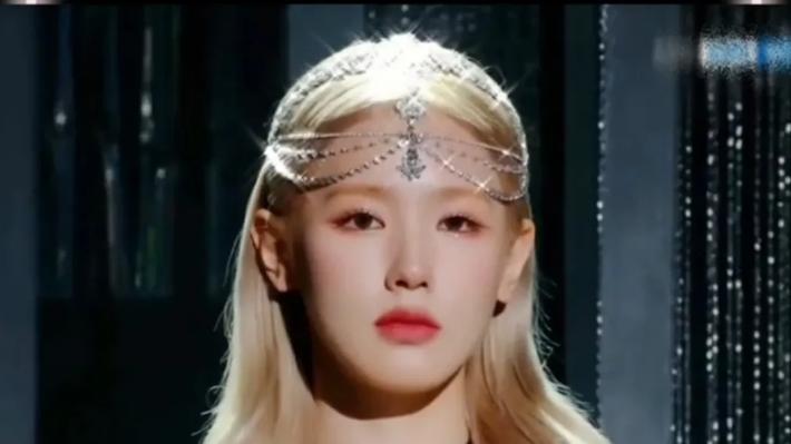 伊一|网红天花板易梦玲在明星面前很普通，只是身材比例挺好，也比较会拍照会摆姿势