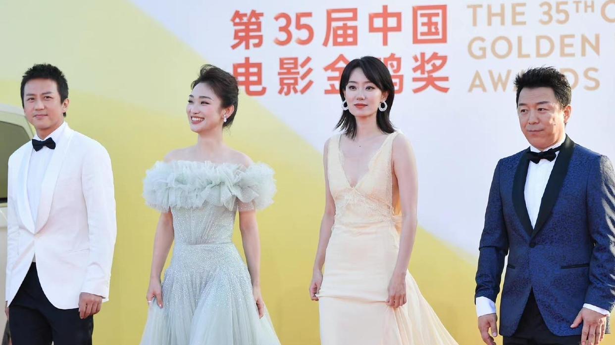 倪妮|金鸡奖众女星斗艳，关晓彤细腰大长腿，倪妮一身绿野造型妩媚动人