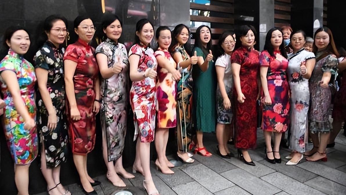 求职|穿旗袍高考就能“旗开得胜”，找工作该带什么？