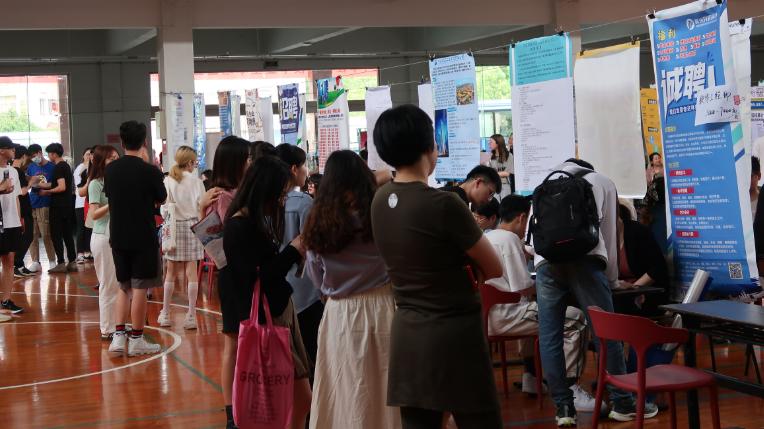 教师|新“下岗潮”来袭，两大热门岗位正在转型，还没毕业的学生很无奈