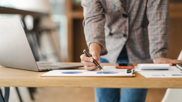 |职场人面对领导，就要表现出一副谦卑的态度，“低调”做人