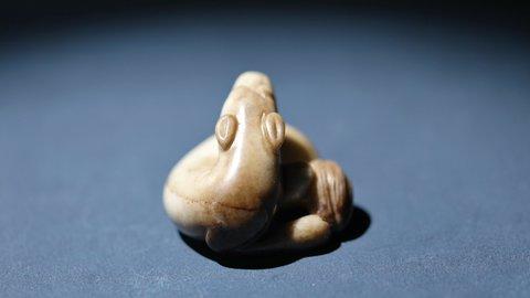 |明代和田玉回首兽