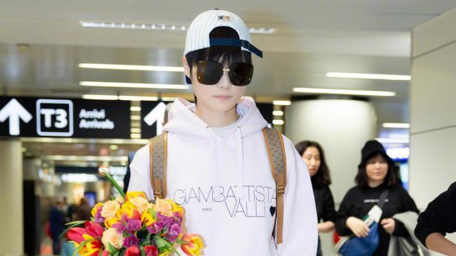 |李宇春真是放得开，直接穿“安全裤”走机场，配西装意外时髦显高