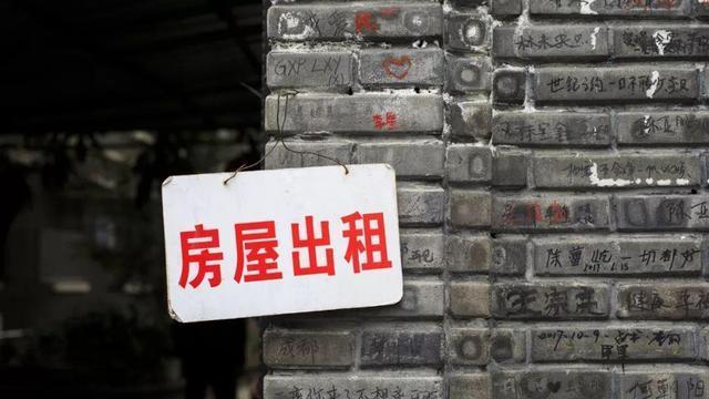 回顾：漂亮女孩租住房子，不料房东上门看后怒了，网友：难以置信