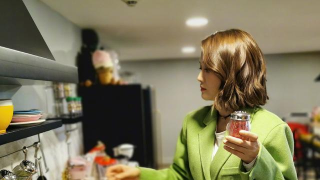 护发素 陈乔恩换了波纹短发更时髦，牛油果绿西装配白T恤，气质太惊艳