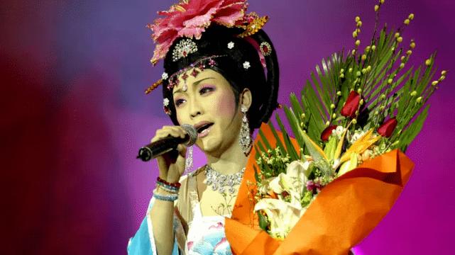 李玉刚|这是44岁的李玉刚吗？步履蹒跚需搀扶，满脸痛苦惹人怜，都是单身惹的祸？