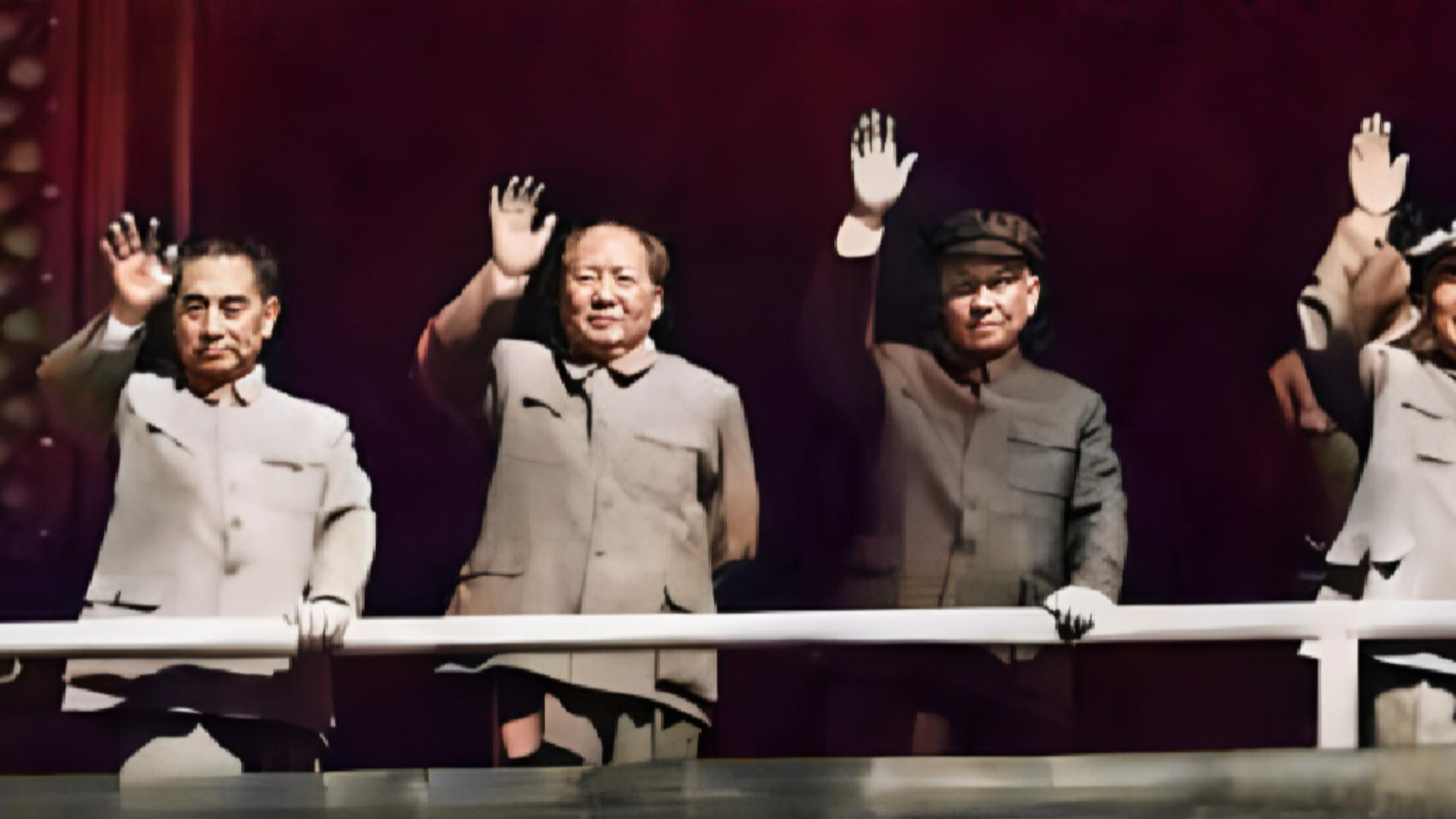 少奇同志 1963年国庆节，四大领袖登上天安门城楼，向广场上的群众挥手致意