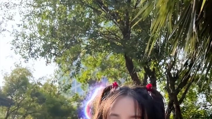 黄圣依|富婆黄圣依小区楼下跳舞！穿超短裙秀白嫩长腿，扭腰摆胯表情妩媚