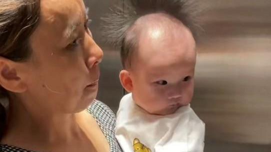 萌翻！广西4个月女婴头发炸毛酷似海胆，网友：造型师都吹不出