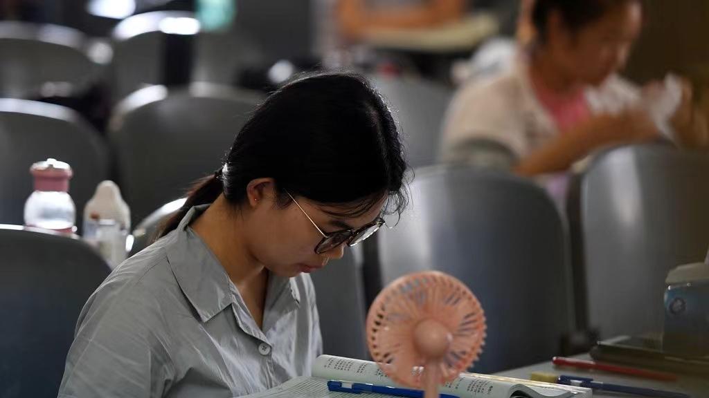 袋鼠|“袋鼠一族”正在大学生中蔓延，父母感到心寒，学生还乐在其中