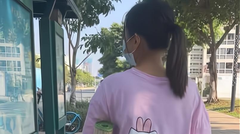 男子带陌生女子回工厂宿舍成焦点：她被骗了没地方住，我好心收留
