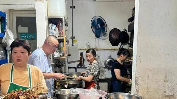 曝王鹤棣父亲打残疾人，大妈倒地不起浑身抽搐，目击者证词引热议
