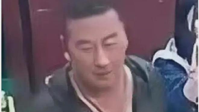 证实了，被打女孩就是19岁，出生于2003年。打人者今年42岁