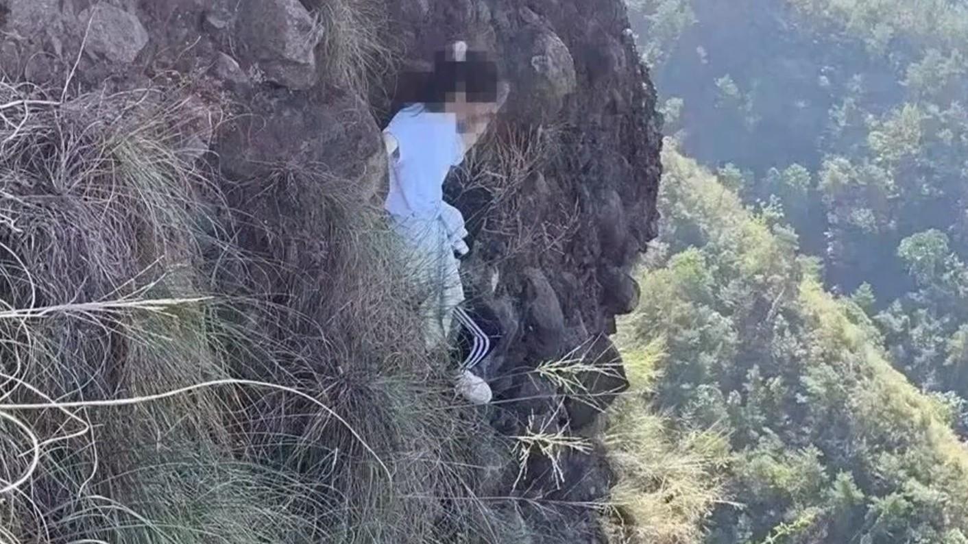 两女子爬山被困400米高悬崖 网友：还真敢爬