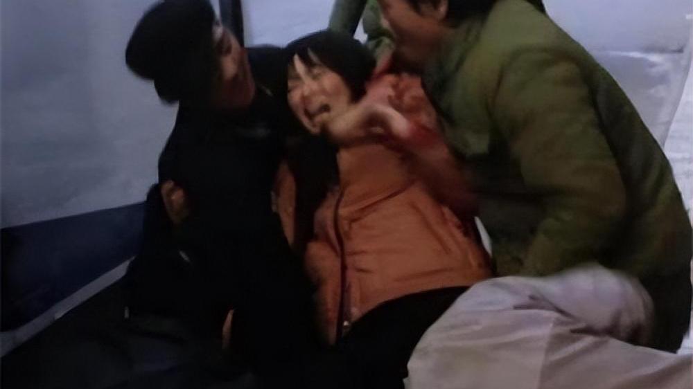 拐卖85人的人贩子神秘失踪，警方11年后在深山找到，被折磨成偏瘫