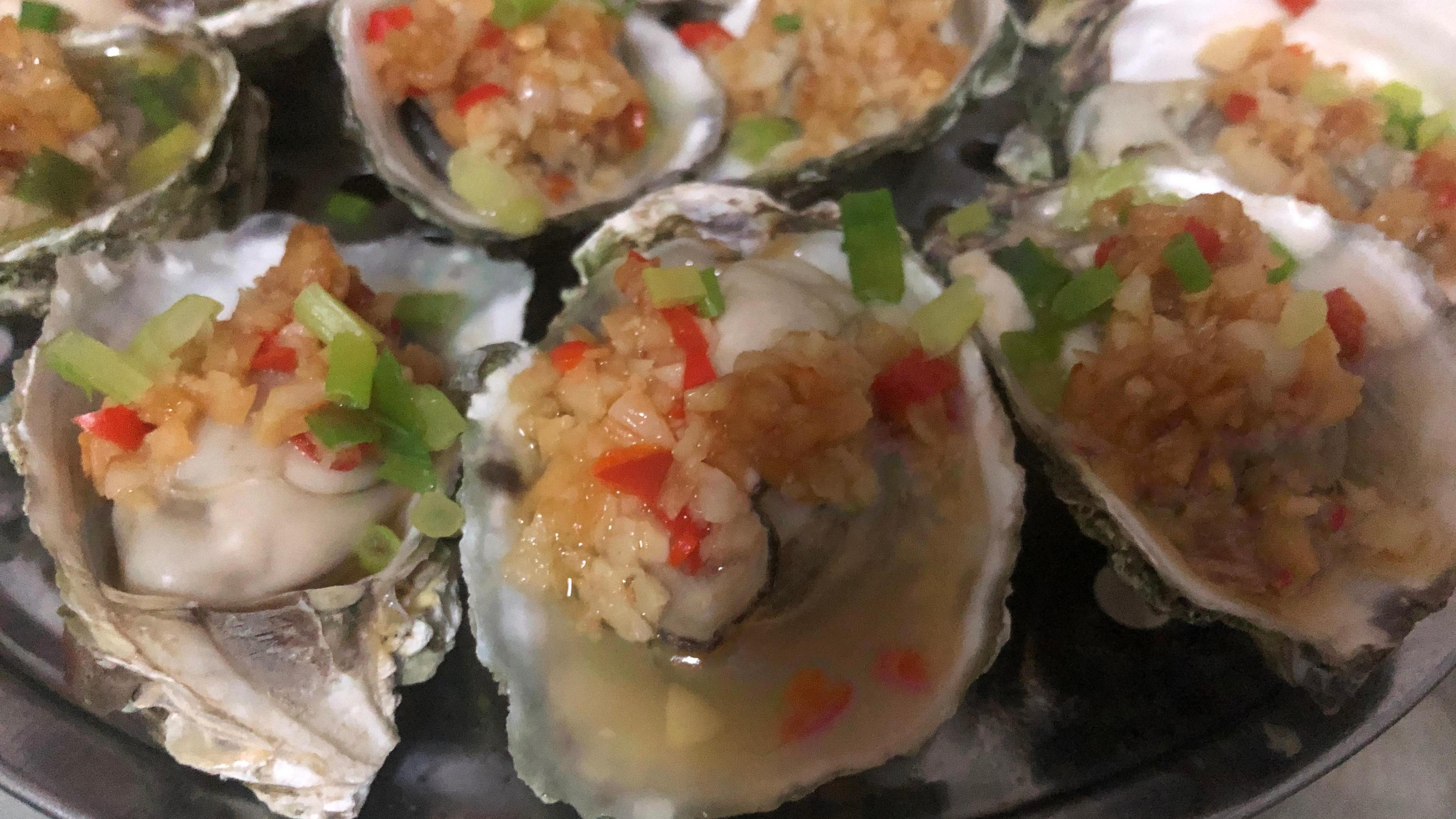 螺蛳|教你做饭店口味的蒜蓉蒸生蚝，又鲜又嫩，比烤得还香